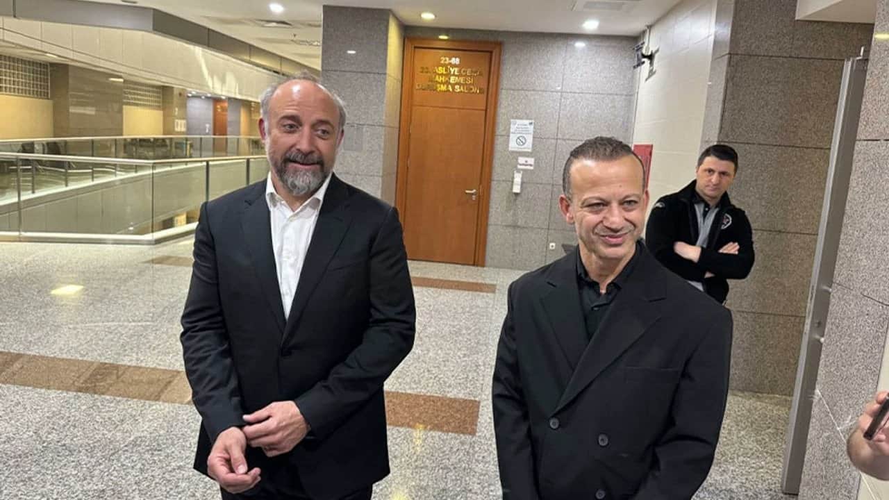 Halit Ergenç a ďalší turecký herec Riza Kocaoglu boli obvinení z krivej výpovede.